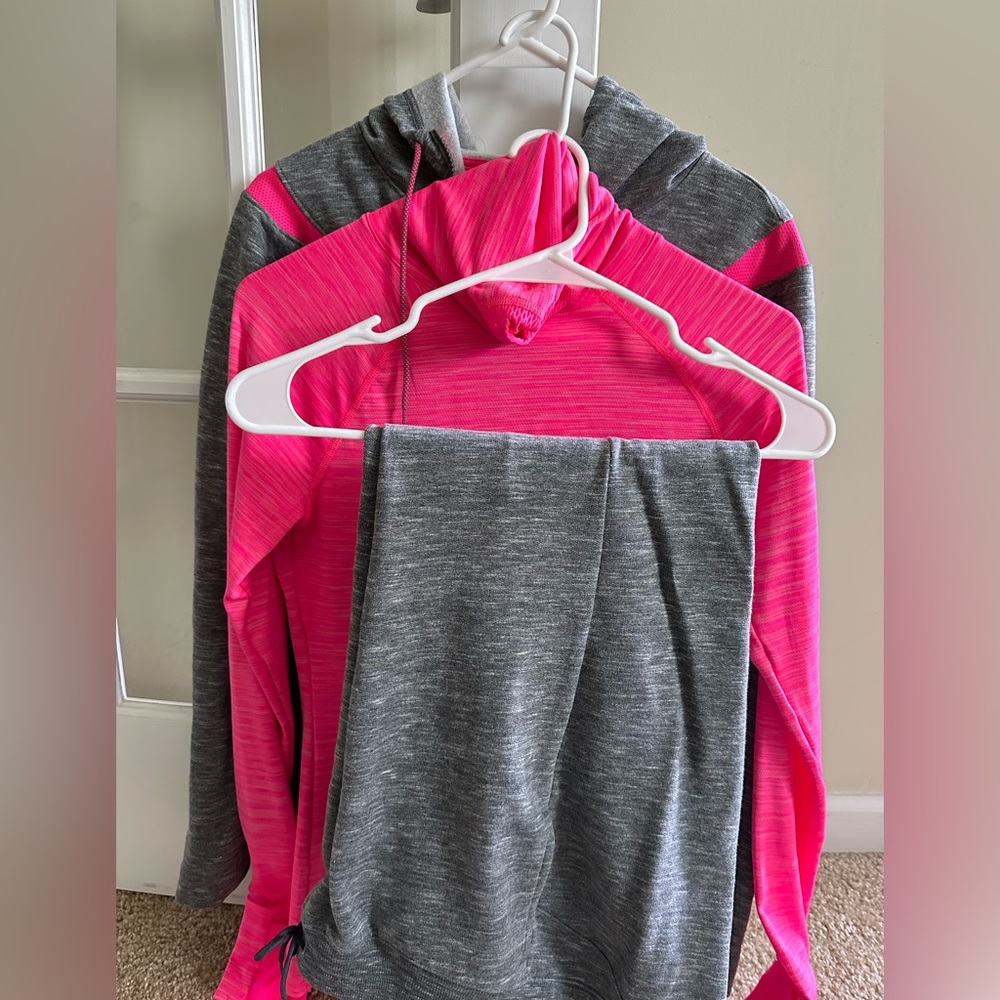 Under Armour Cold Gear Jogging Set, Hot Pink, Size Medium, Excellent Condition